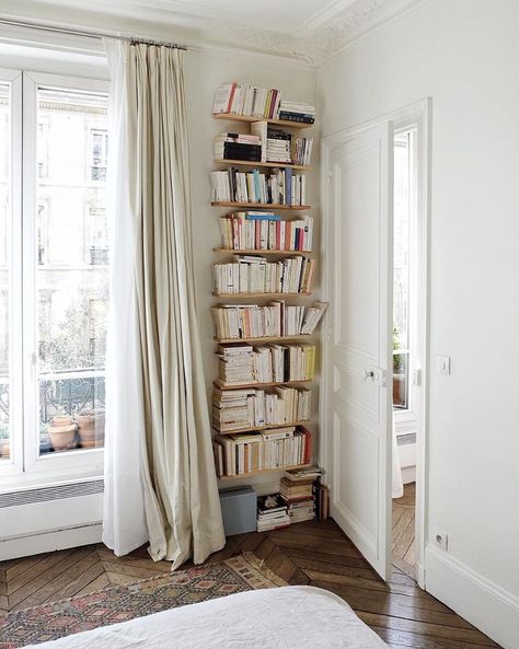 A small Parisian apartment that utilizes floating shelves. Cozy Parisian Apartment, Small Parisian Apartment, Boston Apartment, Lots Of Books, Interior Design Minimalist, Bookshelves Diy, Parisian Apartment, Home Libraries, Furnished Apartment