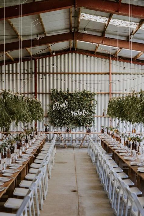 Shed Wedding, Foliage Wall, Rustic Wedding Decorations, Long Tables, Barn Wedding Reception, Country Barn Weddings, Diy Barn, Barn Wedding Decorations, Florals Wedding