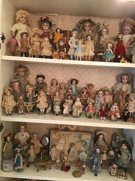 Porcelain Doll Collection Display, Doll Collection Display, Gothic Antique, Vintage Porcelain Dolls, Antique Porcelain Dolls, Doll Room, Haunted Dolls, Victorian Dolls, Doll Display