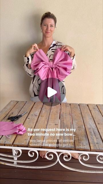 Tanya Barbariol née Shaw - Oh Flora Studio on Instagram: "Two Minute No-Sew Bow 🎀  For Christmas, weddings or dreamy soirées… the giant bow is well and truly making a comeback right now.  And as a long time lover of the bow, I’m not mad about it.  Never did I think I’d be sharing “crafting” with you, but here we are.. I had quite a few DM requests to give the bow a permanent place on my feed, so I re-filmed it with better light 🤣  Be sure to save if you wanna make bows but don’t know how to use a machine or just have limited time like myself 💁‍♀️🎀   I didn’t follow a tutorial for this, so there may be better/other ways of creating a bow, but I really liked the result for something quick, beautiful, and toddler mum friendly 😅  And if you make one, tag me, I wanna see!" Wedding Bows Diy, Fabric Bow Tutorial, Sew Bow, No Sew Bow, Big Bow Dress, Bow Making Tutorials, Diy Tulle, Make Bows, Giant Bow