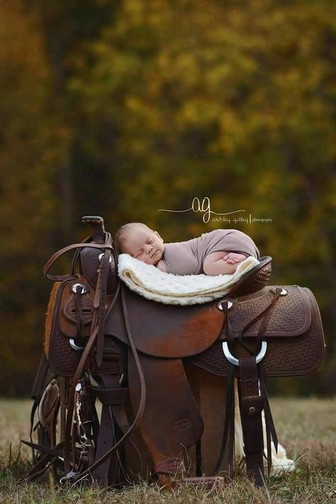 Country Baby Pictures, Newborn Cowboy, Baby Boy Newborn Pictures, Boy Photo Shoot, Baby Pictures Newborn, Cowboy Baby, Baby Photoshoot Boy, Photo Shoot Ideas, Western Babies