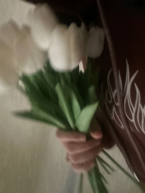 Blurry Flower Aesthetic, Blurry Aesthetic Pfp, Pfp Blurry, Blurry Aesthetic Girl, Blurry Pfp, Blurry Flowers, Flowers Pfp, Lalala Girl, Tulip Flower Pictures