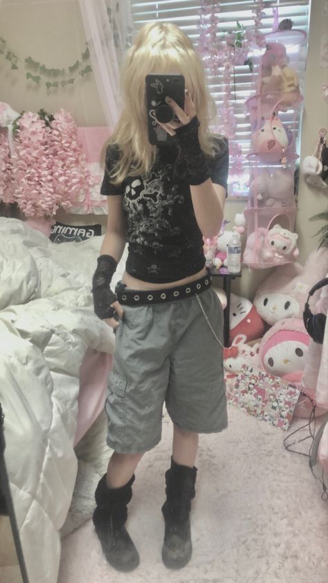 Cute Fits Grunge, Baggy Grunge Clothes, Grunge Scene Outfits, Emo Jorts Outfit, Emo Fits Girl, Emo Style Girl, Emo Fit Ideas, Emo Inspo Outfits, Cute Emo Fits