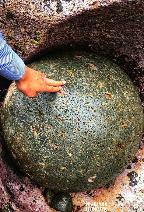 These strange stone balls were discovered in the mountains of Chechnya. What are they? Rock Formations Natural, Destruction Of Earth Video, Volcanic Rock Architecture, Moeraki Boulders, Stratigraphy Geology, History Of Earth, Weird Rock Formations, Ancient Technology, Ancient Mysteries