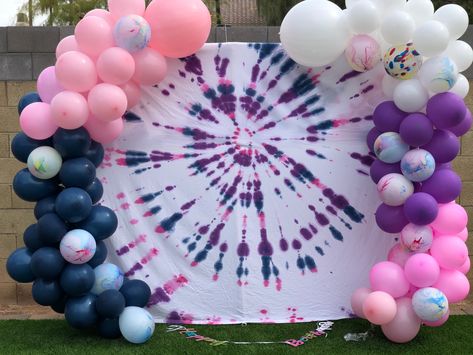 Tie Dye Party Decorations Birthdays, Tie Dye Slumber Party Ideas, Tye Dye Birthday Party Decorations, Tye Dye Balloon Garland, Tye Dye Theme Party, Tye Dye Balloon Arch, Tie Dye Theme Birthday Party Ideas, Tye Dye Gender Reveal, The Dye Party