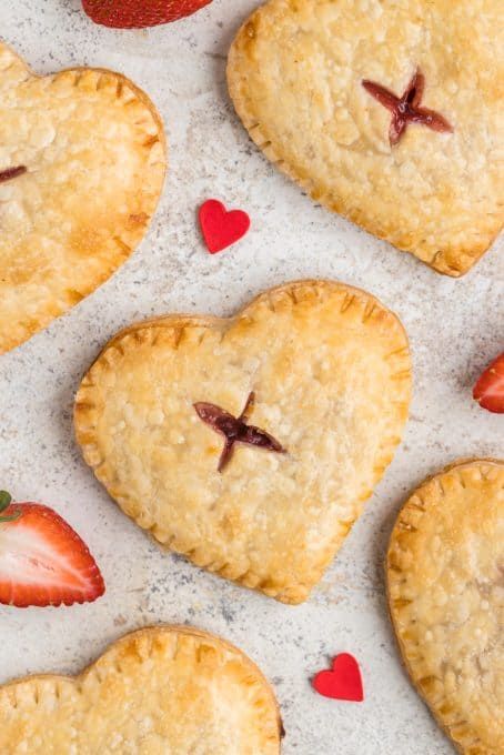 Heart Pastries, Cherry Hand Pies Recipes, Strawberry Hand Pies, Sour Cherry Pie, Cherry Hand Pies, Homemade Pie Crust Recipe, Hand Pie Recipes, Homemade Baking, Strawberry Cream Cheese