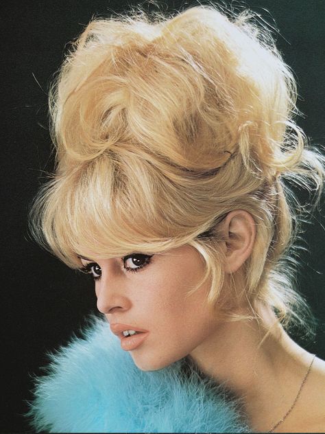 Cabelo Pin Up, Bridgette Bardot, 60s Hair, Super Women, 60s Women, Bouffant Hair, Face Framing Bangs, Sleek Hairstyles, High Ponytails