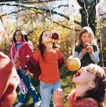 Tie food on a string and blindfold kids as they try to eat it. Bob For Apples Alternative, Bobbing For Apples Game, Bob For Apples Game, Apple Bobbing Alternatives, Apple Bobbing Games For Kids, Bobbing For Apples Alternative, Bob For Apples, Olympic Party Games, Tie Food