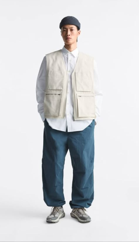 Fisherman Vest Outfit Men, Gorpcore Vest Outfit, Fishing Vest Outfit Men, Fishing Vest Outfit Streetwear, Asian Workwear, Japanese City Boy Fashion, City Boy Outfits, Vest Outfits Men Streetwear, Japan Men Fashion