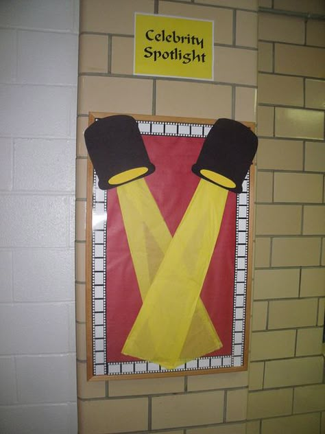 This incentive-building or curiosity-building bulletin board  "spotlights" a student or famous person. Cool Bulletin Boards, Hollywood Classroom, Hollywood Theme Classroom, Deco Cinema, Student Of The Week, Classe D'art, Star Of The Week, Author Spotlight, Famous Person