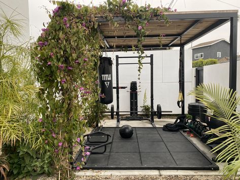 Workout Patio, Diy Outdoor Workout Area, Outside Home Gym, Pergola Gym, Backyard Workout Area, Outdoor Workout Space, Outdoor Gym Ideas Backyards, Patio Gym Ideas, Backyard Exercise