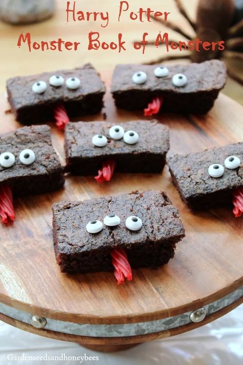 Diy Harry Potter Snacks, Harry Potter Birthday Treats, Hogwarts Party Food, Harry Potter Movie Night Ideas, Harry Potter Brownies, Harry Potter Snacks Easy, Harry Potter Theme Party Birthdays, Harry Potter Night Ideas, Harry Potter Party Snacks