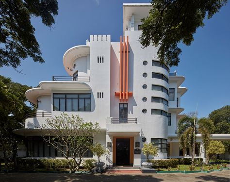 Streamline Moderne Interior Design, Streamline Moderne Interior, Streamline Art Deco, Art Deco Facade Architecture, Art Deco Buildings Architecture, Retro Futurism Architecture Exterior, Art Deco Architecture Miami, Streamline Moderne Architecture, Googie Architecture