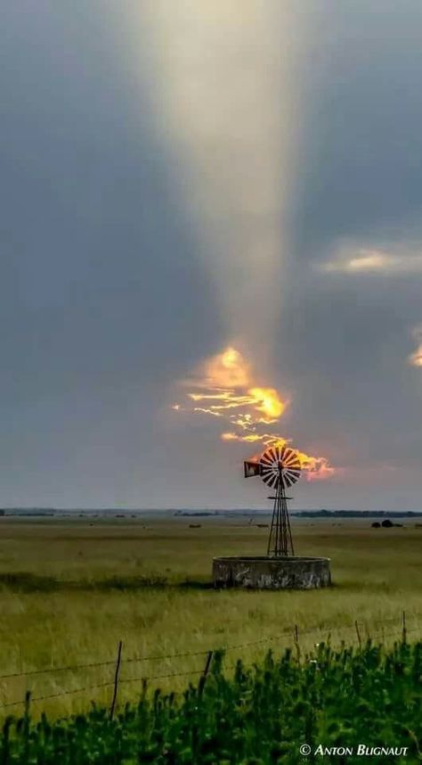 Into the night ~ Farm Windmill, Windmill Water, Old Windmills, Country Scenes, Old Barns, Sun Rays, The Clouds, Beautiful Photography, Farm Life