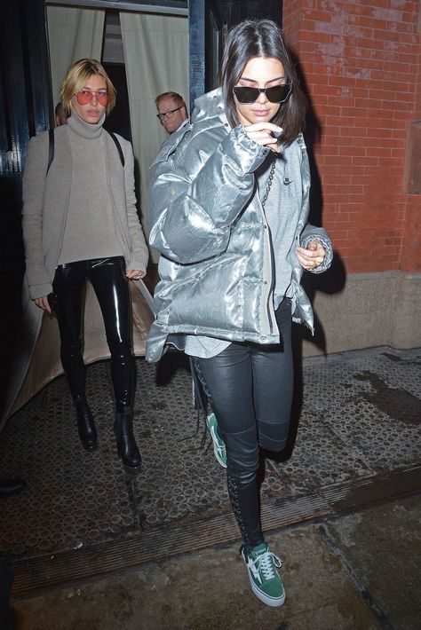 Kendall Jenner's New York Fashion Ween Street Style and the Puffer Jacket Trend Kendall Jenner Style Casual, Kendall Jenner News, Sport Outfits Winter, Silver Puffer Jacket, Kendall Jenner Street Style, Silver Jacket, Kendall Style, Kylie Jenner Outfits, Hollywood Actress