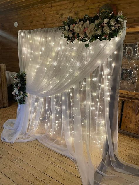 Quince Photo Backdrop Ideas, Wedding Photo Spot Ideas, Wedding Photo Booth Ideas Elegant, Backdrop With Drapes, Prom Photo Wall Backdrop Ideas, Elegant Photo Booth Ideas, Quince Photo Booth Ideas, Debut Decorations Backdrops, Wedding Arch With Lights And Tulle