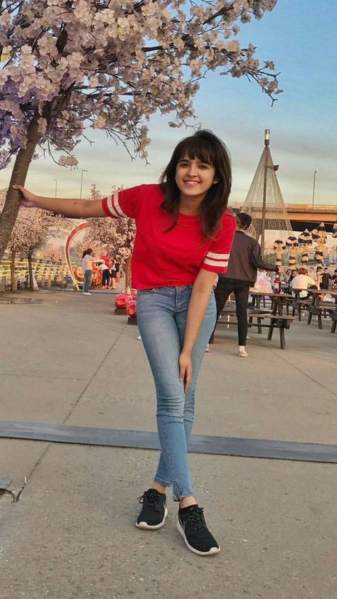 Shirley Setia, Haircut For Women, Ideas Haircut, Western Wear Outfits, Casual Indian Fashion, Casual College Outfits, Women In India, Stylish Photo Pose, Casual Day Outfits