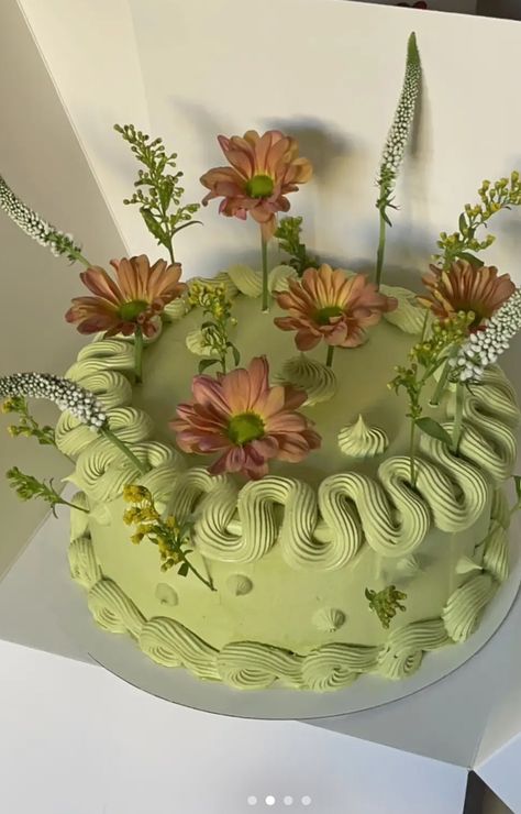 Birthday Cake Frosting Ideas, Flower Pressed Cake, Earthy Cake Ideas, Artsy Chic Cake, Earthy Party Decor, Whimsical Cakes Birthday, Earthy Birthday Cake, A Tiny Bit Older Cake, Howls Moving Castle Cake