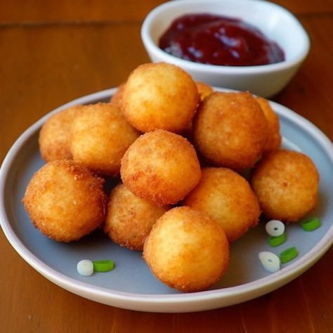 Fried Mashed Potato Balls Fried Sweet Potato Balls, Potatoe Balls Fried, Crispy Potato Balls Recipe, Crispy Potato Balls, Mash Potato Balls, Deep Fried Mashed Potato Balls, Loaded Mashed Potato Balls, Mashed Potato Balls Recipe, Fried Potato Balls