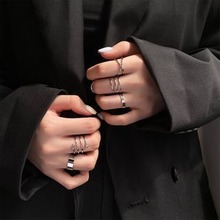 Hand With Ring, Hands With Rings, Gold Rings Set, Edgy Rings, Rings Set For Women, How To Wear Rings, Hand Rings, Edgy Jewelry, Mind Set