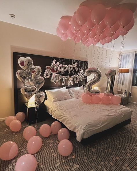 Birthday Room Set Up, Birthday Hotel Room, Senior 25, Birthday 15, Bday Decor, Birthday Room, Birthday Style, Birthday Room Decorations, Romantic Date Night Ideas