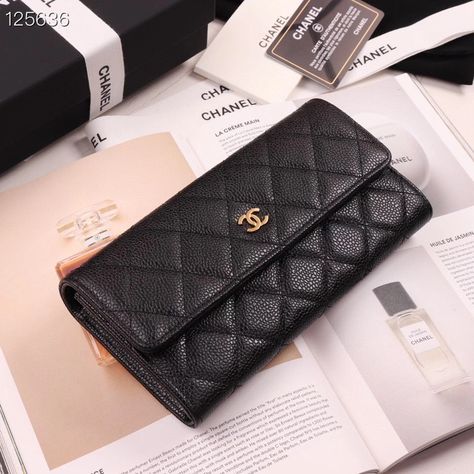 Channel Wallets, Huda Beauty Eyeshadow, Chanel Handbags Classic, Business Woman Quotes, Capsule Closet, Branded Wallets, Best Purses, School Accessories, Luxury Purses