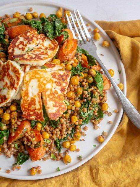 Chickpea Couscous, Vegetarische Diners, Couscous Recipe, Fried Halloumi, Roast Vegetables, Couscous Recipes, Diner Recept, Vegetarian Meal, God Mat