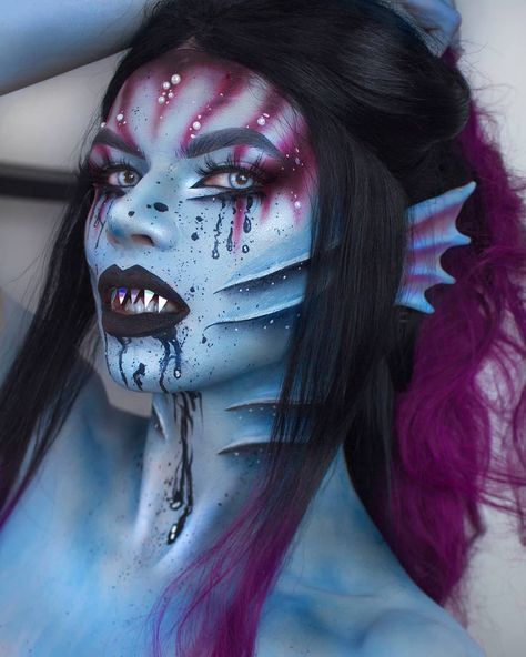 🐠🐚Evil Siren🐚🐠~would you let it seduce you?💀🖤 This was such a pain to shoot pics for, the teeth (which are made from shiny card) kept slipping out of my mouth and messing up my pictures.~Used:🔹face, fins: @mehronmakeup paradise paints, @morphebrushes 35b🔹️highlight: @anastasiabeverlyhills moonchild🔹️lips, tar drip: @nyxcosmetics liquid liner, @jeffreestarcosmetics weirdo🔹brows: @anastasiabeverlyhills dip brow🔹️hair: @lush_wigs burgundy falls🔹️lashes: @eldorafalseeyelashes🔹️lenses Evil Siren, Siren Halloween, Makeup Ideas Halloween, Wigs Burgundy, Beautiful Halloween Makeup, Fantasy Make-up, Halloween Make-up Looks, Halloweenský Makeup, Creepy Halloween Makeup