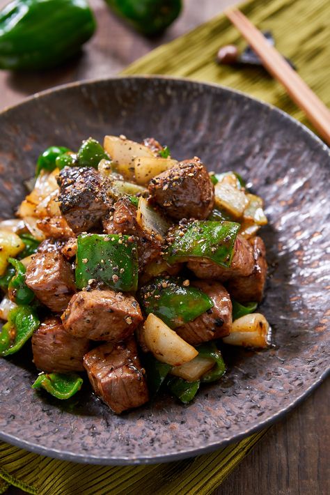 Best Black Pepper Beef Recipe | Hei Jiao Niu Liu (黑椒牛柳) Steak With Black Pepper Sauce, Pepper Beef Recipe, Beef Chunks Recipes, Asian Potluck, Chinese Meals, Takeout Recipes, Black Pepper Beef, Pepper Beef, Recipes With Chicken And Peppers