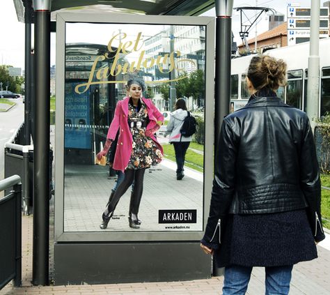 A mirror combined with cut out stickers lets people in the street try on 'fabulous' clothes. Ads With People, Mirror Poster, Street Mirror, Interactive Poster, Art Direction Advertising, Clothing Display, Brand Pop, Outdoor Signage, Space Illustration