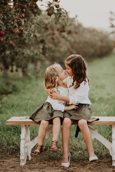 Toddler Sister Photoshoot, Sister Pictures Kids, Photography Poses Sisters, Little Sisters Photoshoot, 2 Sisters Photography, Sibling Photo Shoots, Christmas Family Photoshoot, Toddler Pictures, Sibling Pictures