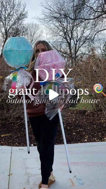 Lauren on Instagram: "Part 2 of operation gingerbread house! I DIY my very own Giant lollipops! These turned out SOOO cute! I love them so much🥹Comment “sparkles” and I can send you the battery operated lights that come with a remote! At night they look so cool with the lights! Follow for part 3!! We are slowly making this house a gingerbread/ candyland house 🎄🎅🏻🍭🍬I have my list of things I’m making but wondering what else you guys think I should make?! 😃🎄 Materials: Dollar tree bowls, broomstick and clear wrapping paper Home depot: spray on glue Target: Fake snow Amazon: remote fairy lights #outdoorgingerbreadhouse #gingerbreadhouse #diychristmasdecor #dollartreediy #giantlollipop #candylandtheme #christmasdecorating #candlyland #outdoorchristmasdecor #christmaslights #gingerbread Diy Outdoor Gingerbread House Decor, Candyland House, Dollar Tree Bowls, Gingerbread Candyland, Candyland Lollipop, Clear Wrapping Paper, Lollipops Diy, Lollipop Decorations, Christmas Parade Floats