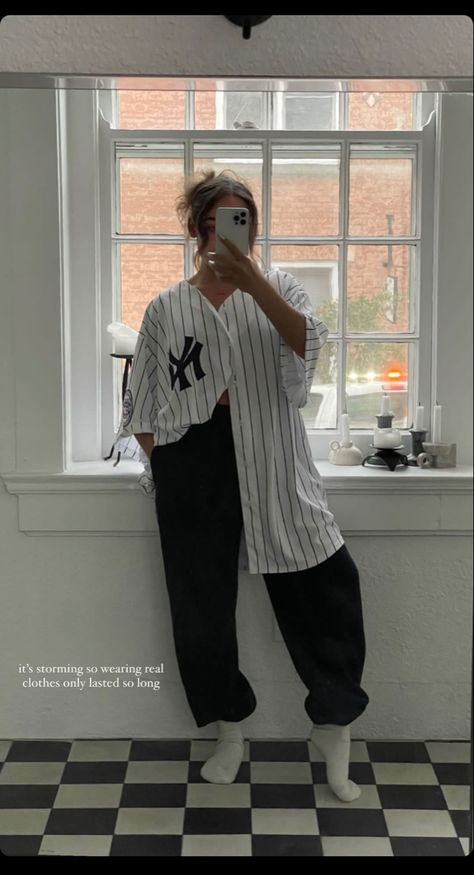 New York Yankee Jersey Fit Yankee Jersey Outfit Woman, Yankee Jersey Outfit, Yankees Jersey Outfit, New York Yankees Outfit, Yankees Outfit, Yankees Jersey, Queer Fashion, Jersey Outfit, Summer Clothing