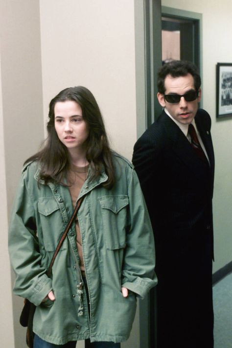 Linda Cardellini as Lindsay Weir in Freaks and Geeks Army Green Jacket Outfit, Field Jacket Outfit, Army Green Outfit, Best Dressed Women, Lindsay Weir, Green Jacket Outfit, Army Field Jacket, Army Outfit, Vintage Army Jacket