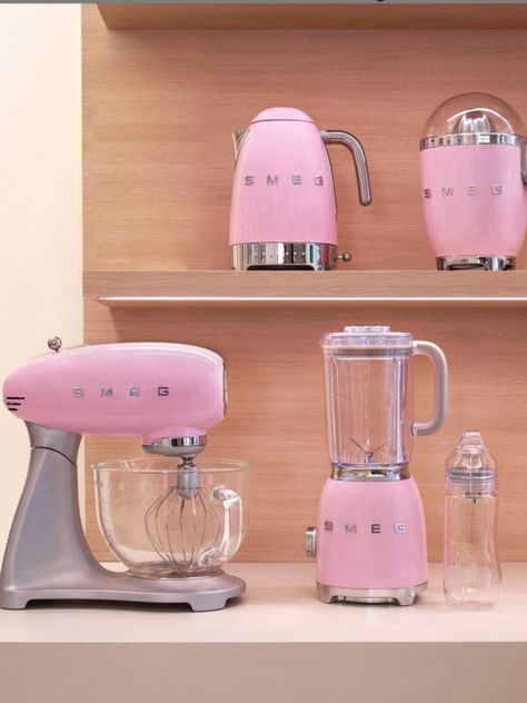 Smeg Kitchen Appliances, Pink Kitchen Appliances, Pink Apartment, Smeg Kitchen, Future Kitchen, Gadgets Kitchen Cooking, Apartment Aesthetic, Pink Home Decor, Pink Kitchen