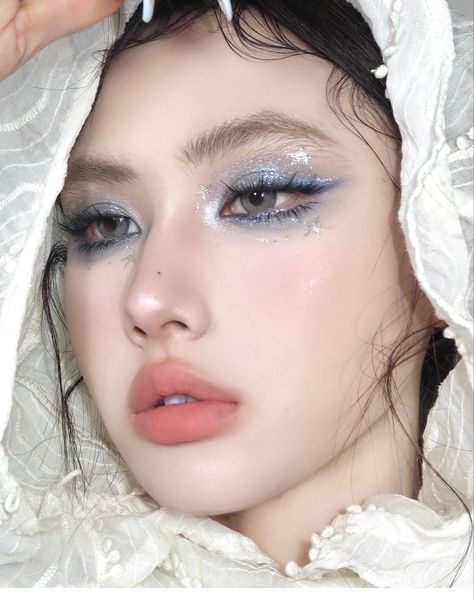 Makeup Looks Cool Tones, Blue Make Up For Prom, Silver White Outfit, Ice Makeup Looks, White Makeup Ideas, Cool Tone Makeup Looks, Cool Toned Makeup Looks, Princess Makeup Looks, Blue Eye Makeup Looks