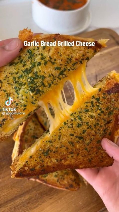 Garlic Bread Grilled Cheese, Bawang Bombay, Sliced Bread, Tasty Recipes Videos, Quick Recipes Snacks, Easy Snack Recipes, Yummy Comfort Food, Think Food, Sweet Snacks Recipes