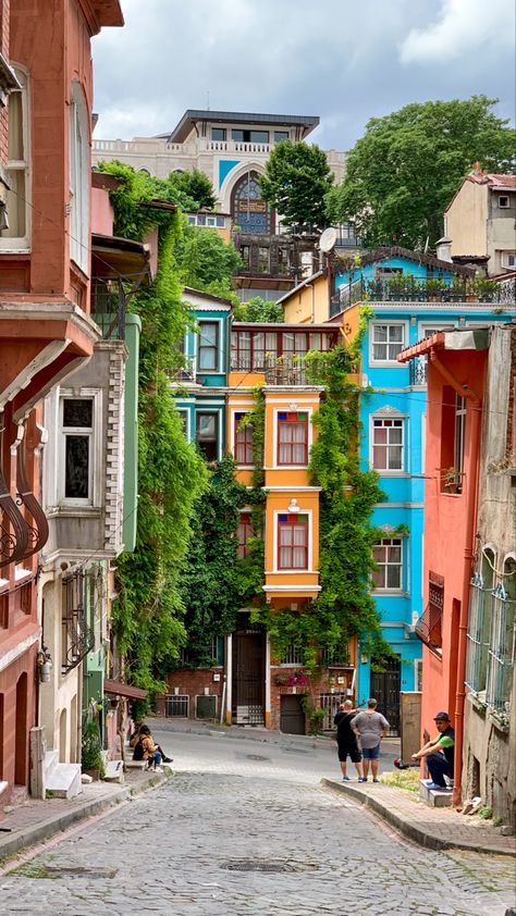 #balat #streetstyle #colourfulhouses #istanbul #streets #art #aesthetic #travel #architecture Istanbul Streets, Turkey Vacation, Istanbul Turkey Photography, Istanbul Photography, Istanbul City, Turkey Photos, Book Flights, Travel Architecture, Istanbul Travel