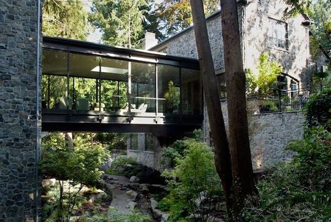 This Vancouver residence takes advantage of its surroundings in a dramatic way. Called the 'Ravine House', the home consists of two structures connected by a st Bridge Homes, Ravine House, Window Hallway, River Homes, A House In The Woods, Glass Walkway, Ski Pass, Forest House, Durban