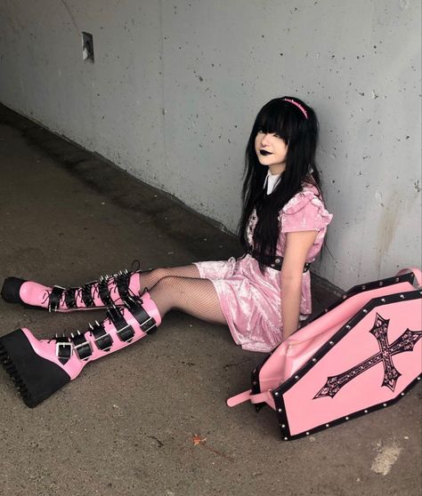 Pastel Goth Photoshoot, Pink Goth Outfits Pastel Grunge, Pink Emo Clothes, Pink Black Outfit Aesthetic, Girly Alt Outfits, Goth Pink Outfit, Pink Vampire Outfit, Pink Gothic Outfits, Pink Trad Goth