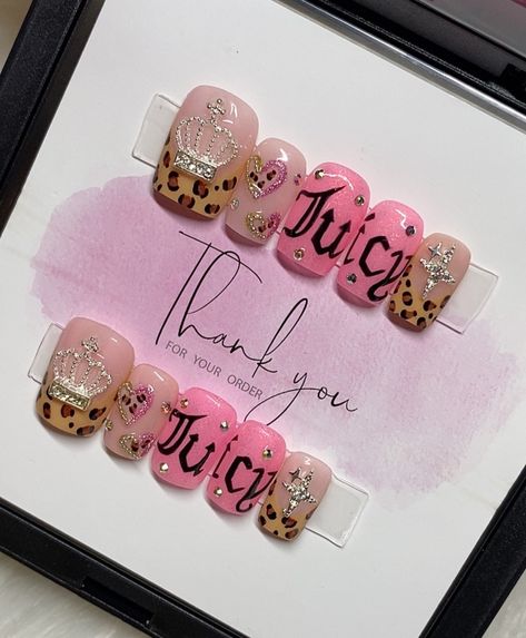 Juicy Couture Inspired custom set💕 #pressonnails #pressons #nailqueen #pressonnailsforsale #juicycouturenails #nails #shortnails #pinknails #cheetahnails #pressonnailslovers #naillove #naillover Juicy Couture Nails, Juicy Couture Nail Design, Juicy Nails, Juicy Couture Bed Set, Emo Juicy Couture, Juicy Gold Couture, Juicy Couture Gold Perfume, Couture Nails, Cheetah Nails