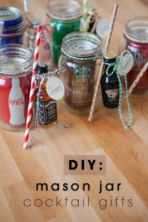 The Original DIY Mason Jar Cocktail Gifts! Jar Cocktail Gifts, ขวดโหล Mason Jar, Jar Cocktails, Mason Jar Cocktail Gifts, Joululahjat Diy, Mason Jar Cocktails, Diy Cocktails, Exterior Christmas, Cocktail Gifts