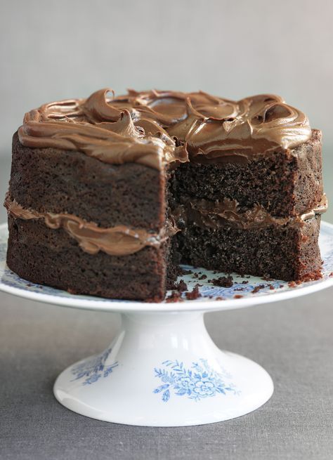 Easiest ever chocolate fudge cake: This recipe is super easy and quick to make so it is perfect for when you need to bake a last minute simple yet decadent cake for a special occasion. Easy Chocolate Fudge Cake, Chocolate Fudge Cake Recipe, Fudge Cake Recipe, Easy Chocolate Fudge, Resipi Kek, Chocolate Cake Recipe Easy, Torte Cupcake, Easy Chocolate Cake, Chocolate Fudge Cake