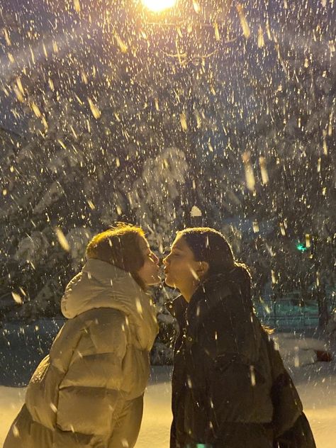 Leavenworth Aesthetic, Christmas Best Friend Pictures, Couples Christmas Pictures, Snow Kiss, Couple Winter, Cosy Blanket, Filmy Vintage, Winter Photoshoot, Winter Photos