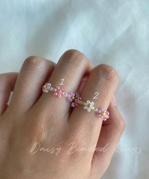 Handmade Beaded Daisy Rings :) -This beaded daisy rings are perfect for daily. -Material : 2mm seed beads -Size: Around 6cm - With non stretchable string -100% handmade items -Please feel free to contact me for a customize rings :) When you are choosing more than one ring, please leave me a message of which rings you are choosing -Please avoid it from water, and avoid stretching it -Replacement is available for a week -Shipping will be done through Royal Mail 2nd Class -International shipping is available -Thank you very much for choosing my shop :) Diy Seed Bead Bracelet, Seed Beads Rings, Daisy Rings, Seed Bead Rings, Rings Flower, Beads Rings, Rings Cute, Beaded Daisy, Rings Pink