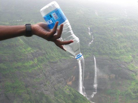 Awesome. Love it!  36 More Perfectly Timed Photos | Bored Panda Perfectly Timed Photos, Perfect Timed Pictures, Trucage Photo, Photo Illusion, Bottle Picture, Forced Perspective, Perspective Photography, Time Pictures, Timing Is Everything