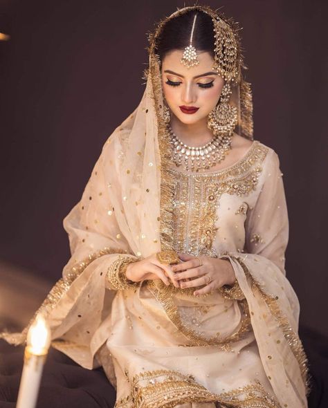 Nikkah Dupatta Setting, Nikah Outfit Muslim Pakistani Bridal, Pakistani Nikkah Bride, Nikkah Makeup, Nikah Ideas, Shadi Ideas, Brides Photos, Pakistani Nikkah, Eastern Clothes