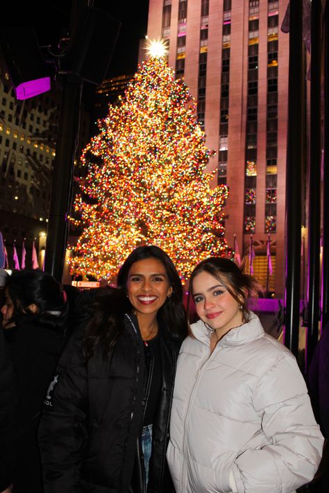 Rockefeller Center Picture Ideas, New York Christmas Picture Ideas, New York Winter Pictures, Nyc Outfits Christmas, New York Christmas Instagram Pictures, Nyc Pic Inspo Winter, New York Christmas Pictures, Nyc Christmas Photos, Nyc Christmas Photoshoot