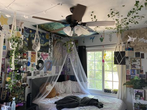 Room Ideas Aesthetic For Big Rooms, Room Idea Grunge, Grunge Teenage Room, Bedroom Inspirations Teenage Grunge, Grunge Bed Ideas, Aestethic Room Vintage, Aestethic Room Ideas, Aestethic Bedroom Ideas, Aestethic Room Inspiration