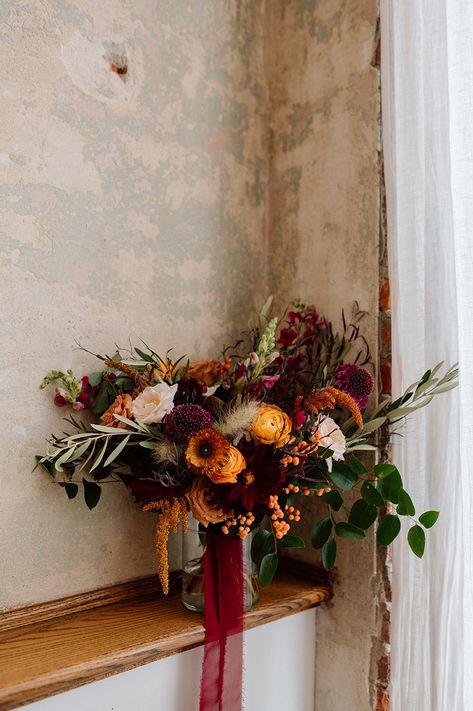 Dark Fall Flowers, Autumn Bridal Flowers, Autumn Bouquets Wedding, Autumn Floral Bouquet, Autumn Wedding Flowers Centerpieces, Small Fall Bouquet Wedding, Bootinterieur Wedding Fall, Unique Fall Wedding Bouquets, Autumnal Bridal Bouquet